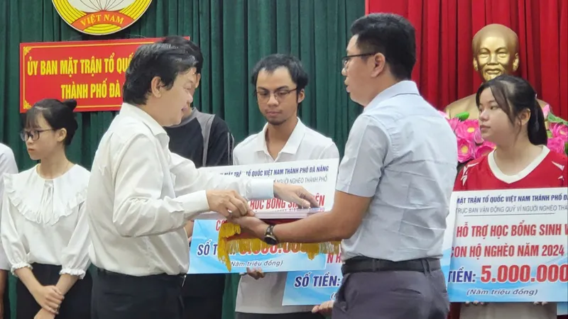 Món quà là sự chia sẻ, động viên quý giá đối với các em tại các địa phương của TP Đà Nẵng trước thềm năm học mới. Ảnh: XUÂN QUỲNH