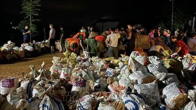 Người dân và lực lượng chức năng ứng phó vỡ đê sông Lô tại Tuyên Quang