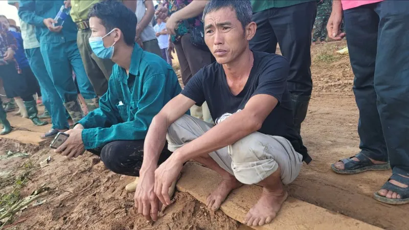 Người dân địa phương bàng hoàng trước thảm họa khủng khiếp. Ảnh: QUỐC KHÁNH