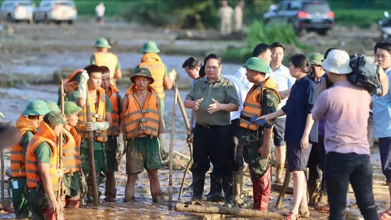 Thủ tướng Phạm Minh Chính kiểm tra cứu hộ, cứu nạn ở Làng Nủ