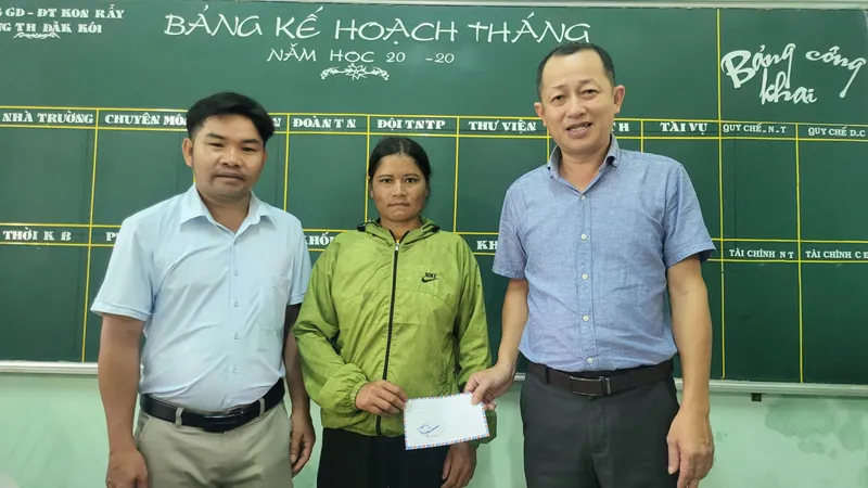 Trao 18 triệu đồng hỗ trợ cháu bé suy tim, thiếu máu nặng 