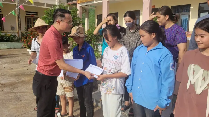 Trao cứu trợ của Báo SGGP và các nhà tài trợ đến với người dân huyện Bảo Yên, Lào Cai
