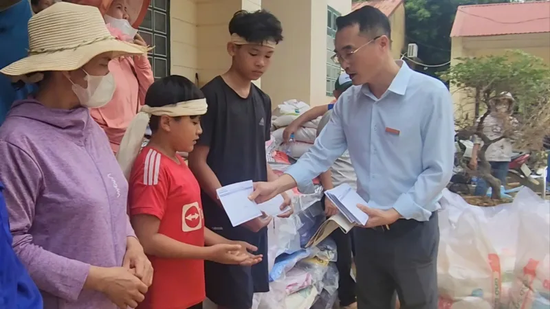 Người dân vùng lũ huyện Bảo Yên tập trung tại trụ sở UBND xã để nhận hàng cứu trợ của đồng bào cả nước