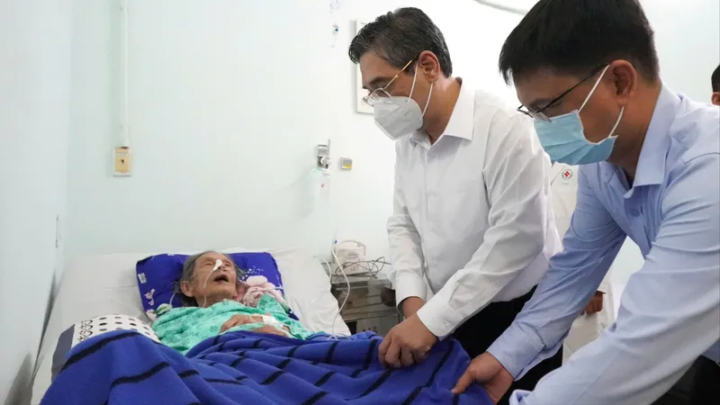 Lãnh đạo TPHCM thăm nhạc sĩ Lư Nhất Vũ