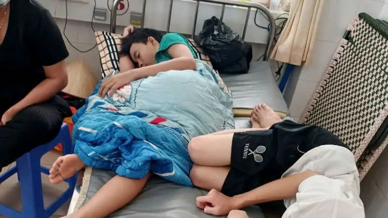Kiên Giang: 16 học sinh nhập viện, nghi ngộ độc thực phẩm
