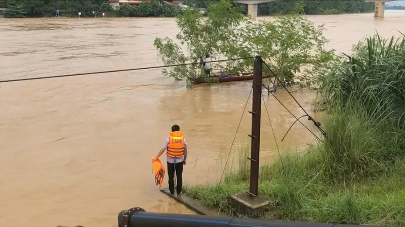 Bị lũ cuốn trôi 2km, người đàn ông thoát chết kỳ diệu