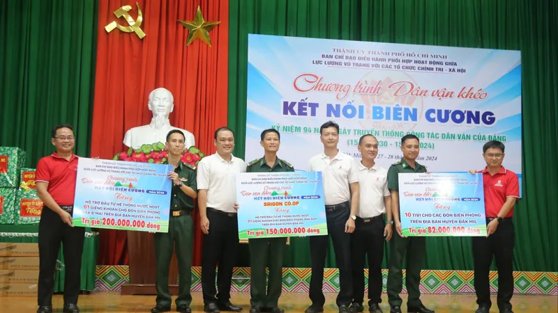 Chương trình “Dân vận khéo - kết nối biên cương” đến với cán bộ, chiến sĩ và học sinh ở Đắk Nông