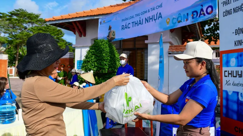 Các món quà tặng người dân trong chương trình "Đổi rác lấy quà" do Vietnam Airlines phát động