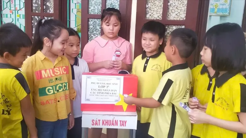 Tấm lòng trẻ thơ với bạn bè vùng bão, lũ