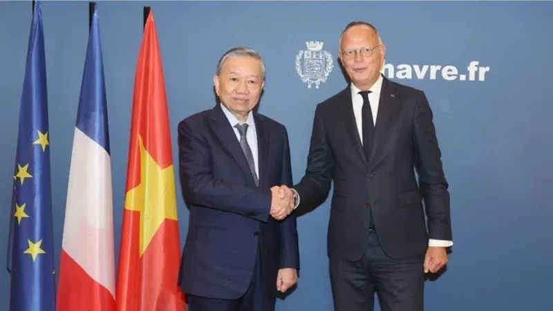 Cựu Thủ tướng Pháp Edouard Philippe, Thị trưởng Thành phố Le Havre đón Tổng Bí thư, Chủ tịch nước Tô Lâm. Ảnh: TRÍ DŨNG/TTXVN