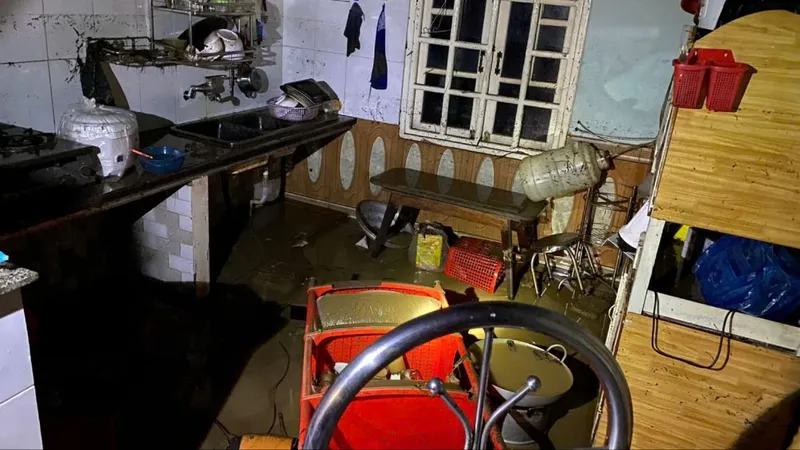 Lâm Đồng: Mưa lớn gây ngập nhà dân ven suối, ngập cục bộ Quốc lộ 20
