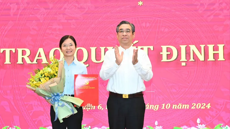 Phó Bí thư Thành ủy TPHCM Nguyễn Phước Lộc trao quyết định cán bộ tại quận 6