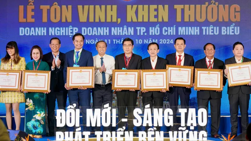 Đồng chí Phan Văn Mãi, Chủ tịch UBND TPHCM trao danh hiệu Doanh nghiệp, doanh nhân tiêu biểu năm 2024 cho các doanh nghiệp TPHCM. Ảnh: HOÀNG HÙNG