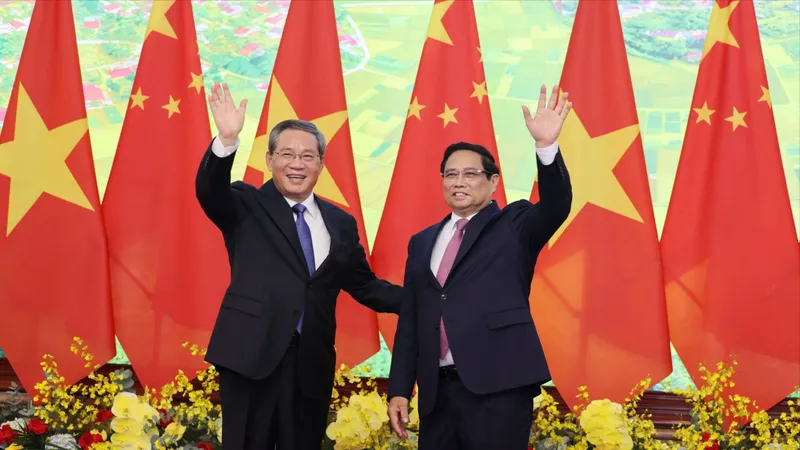 Thủ tướng Phạm Minh Chính và Thủ tướng Trung Quốc Lý Cường chụp ảnh chung trước khi tiến hành hội đàm, sáng 13-10. Ảnh: QUANG PHÚC