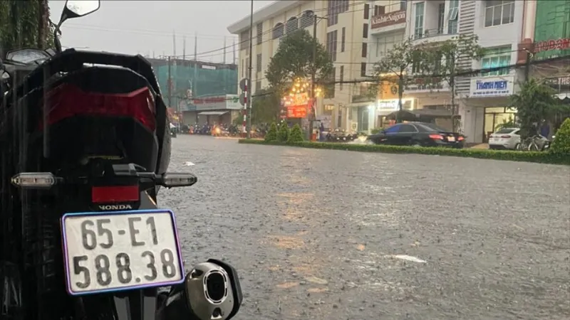 Mưa làm hàng loạt tuyến đường ở quận Ninh Kiều, TP Cần Thơ