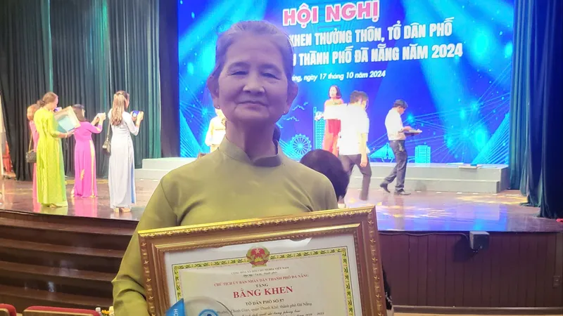 Bà Nguyễn Thị Chính (SN 1951) có khoảng 25 năm là tổ trưởng tổ dân phố. Ảnh: XUÂN QUỲNH