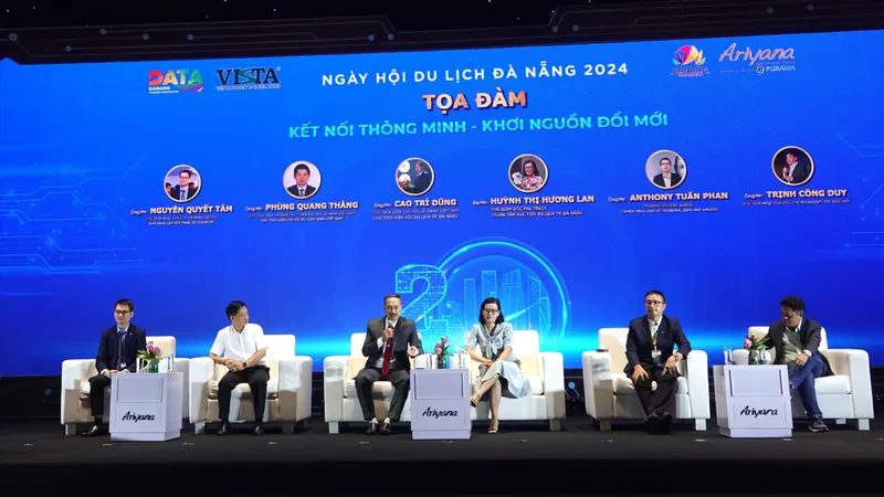 Tọa đàm có sự tham gia của các diễn giả trong lĩnh vực du lịch thông minh và đổi mới sáng tạo. Ảnh: XUÂN QUỲNH