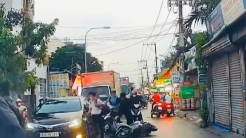 Thanh niên cầm nón đánh nam sinh giữa đường