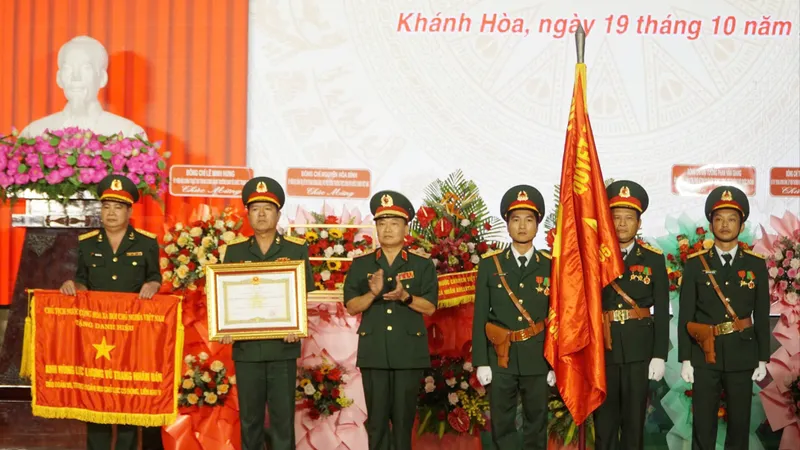 Trung tướng Thái Đại Ngọc, Tư lệnh Quân khu 5 trao danh hiệu Anh hùng LLVT nhân dân của Chủ tịch nước tặng Tiểu đoàn 59