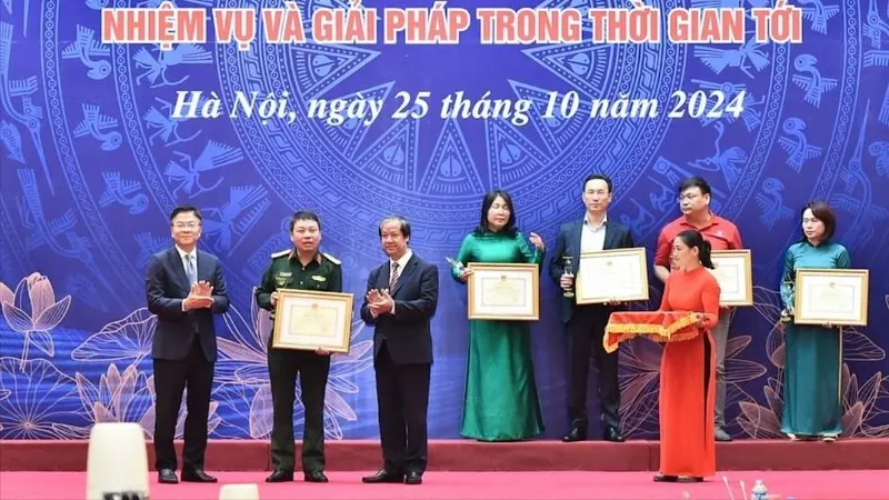 Bộ GD-ĐT khen thưởng các nhà tài trợ kiên cố hóa trường lớp