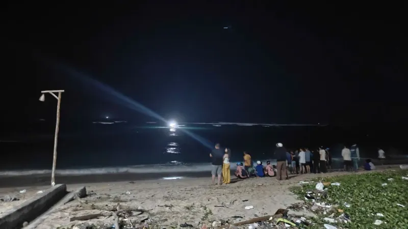 Người dân và lực lượng chức năng đang tổ chức tìm kiếm 2 du khách bị mất tích. Ảnh: NGUYỄN THUẬN