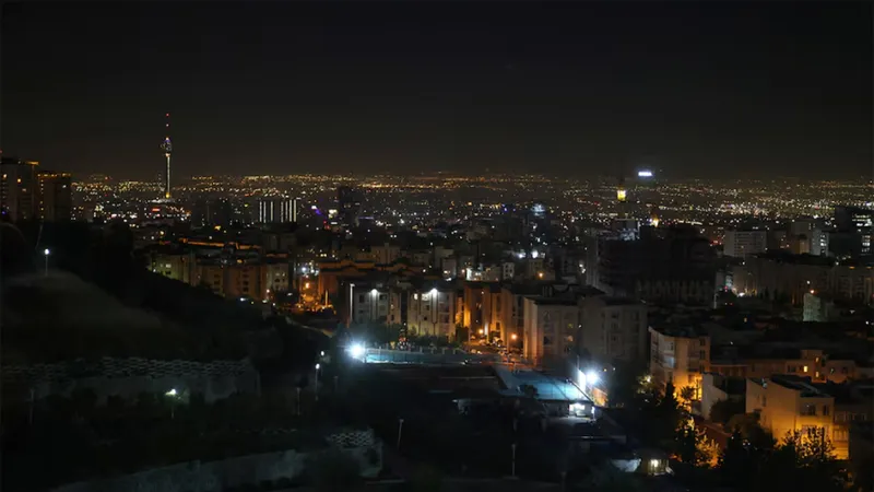 Israel tấn công Iran lẫn Syria
