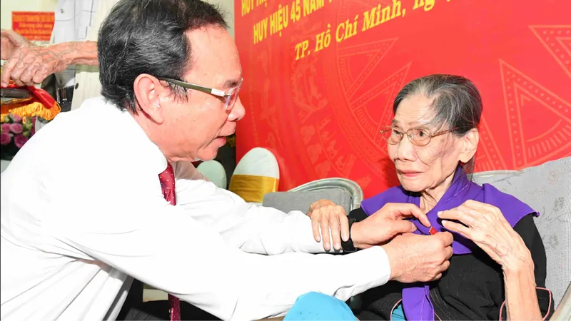 Gần 2.300 đảng viên thuộc Đảng bộ TPHCM nhận Huy hiệu Đảng đợt ngày 7-11-2024
