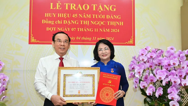 Đồng chí Nguyễn Văn Nên trao Huy hiệu 45 năm tuổi Đảng đến nguyên Phó Chủ tịch nước Đặng Thị Ngọc Thịnh