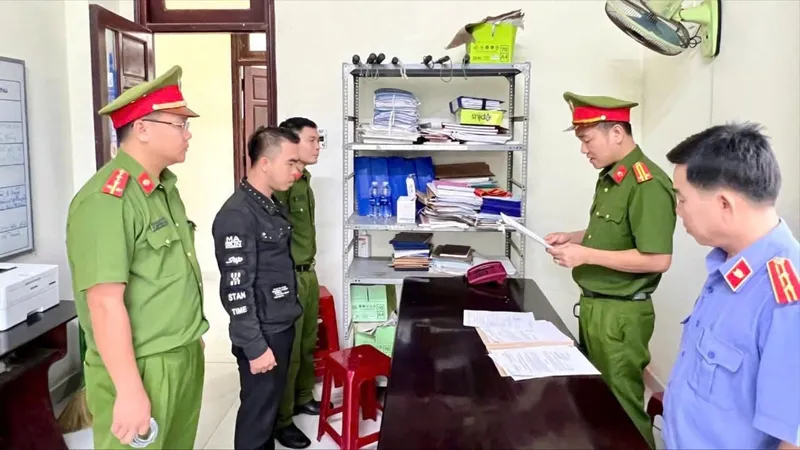 Bắt đối tượng lợi dụng việc khám nghĩa vụ quân sự để chiếm đoạt tiền của nhiều người