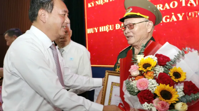 Bí thư Quận ủy quận 4 Nguyễn Quốc Thái chúc mừng các đảng viên nhận Huy hiệu Đảng