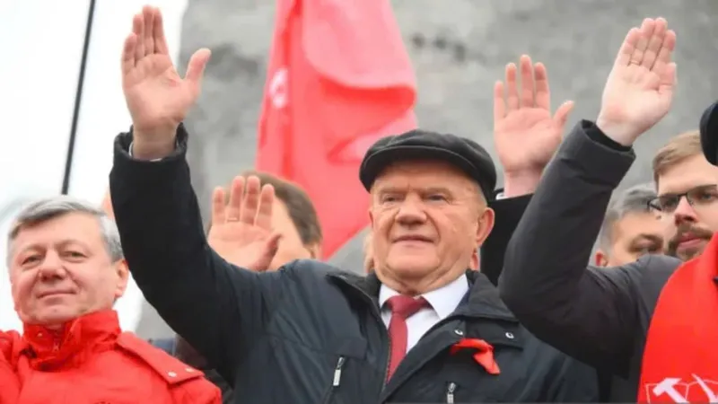 Chủ tịch Đảng Cộng sản LB Nga Gennady Zyuganov (giữa) tham dự Lễ kỷ niệm 107 năm Cách mạng Tháng Mười Nga tại Quảng trường Đỏ. Ảnh: SPUTNIK