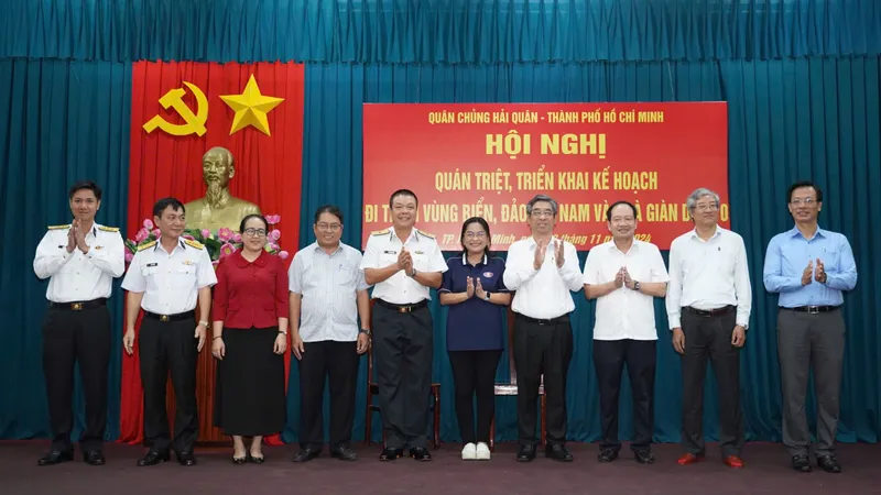 Các đồng chí lãnh đạo Quân chủng Hải quân và Thành ủy TPHCM chúc mừng ký kết giao ước thi đua của "6 tổ xung kích". Ảnh: QUANG HUY