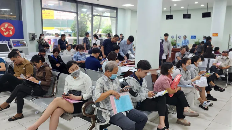Người dân đăng ký biến động nhà đất tại Chi nhánh Văn phòng Đăng ký đất đai TP Thủ Đức