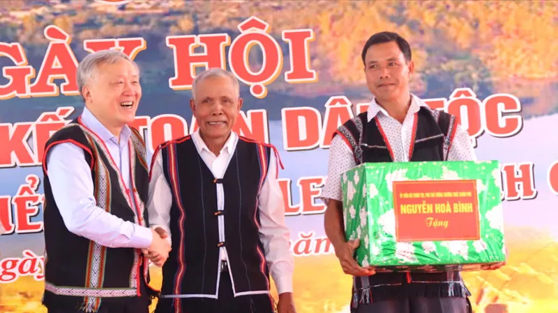 Phó Thủ tướng Thường trực Nguyễn Hòa Bình: Đầu tư để làng Ia Nueng thành điểm sáng du lịch