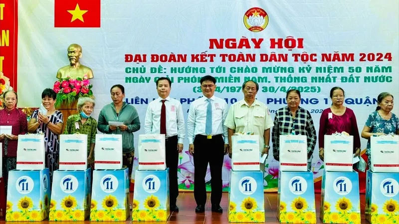 Đồng chí Nguyễn Mạnh Cường cùng lãnh đạo quận 6 tặng quà các hộ gia đình có hoàn cảnh khó khăn. Ảnh: CHÍ THẠCH 