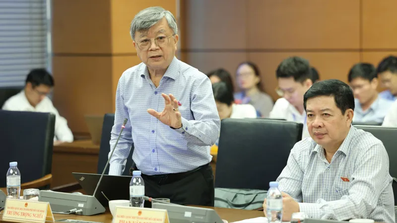 Đoàn đại biểu Quốc hội TPHCM thảo luận tại tổ, sáng 13-11. Ảnh: QUANG PHÚC