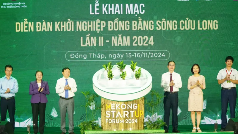 Phó Bí thư Thường trực Tỉnh ủy Phan Văn Thắng, cùng lãnh đạo Ban Tuyên giáo Tỉnh ủy, UBND tỉnh Đồng Tháp thực hiện nghi thức khai mạc