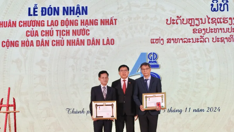 NXB Giáo dục tại TPHCM nhận Huân chương Lao động hạng Nhất của Lào