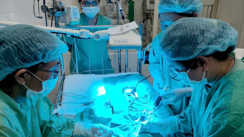 Các bác sĩ điều trị cho trẻ sơ sinh bị vàng da tan máu nặng hiếm gặp
