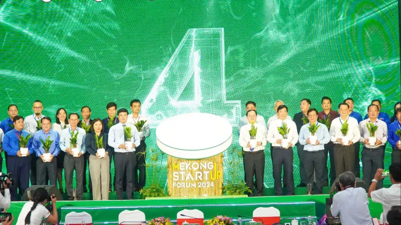 Các đại biểu thực hiện Nghi thức ra mắt Mạng lưới chuyển đổi Xanh Mekong