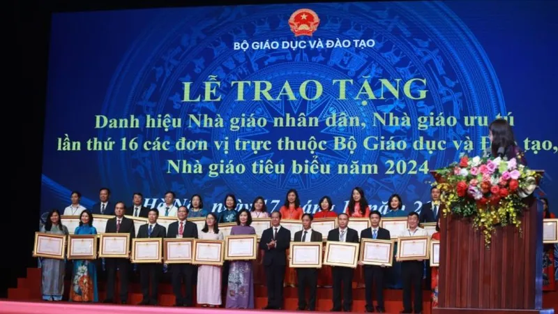 Bộ trưởng Nguyễn Kim Sơn chụp ảnh lưu niệm với các Nhà giáo Ưu tú.