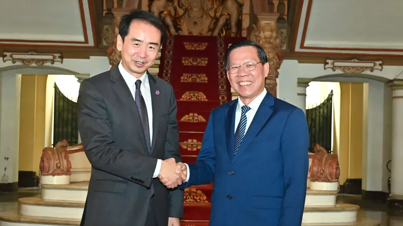 Chủ tịch UBND TPHCM Phan Văn Mãi tiếp Đại sứ Trung Quốc tại Việt Nam Hà Vĩ. Ảnh: VIỆT DŨNG 