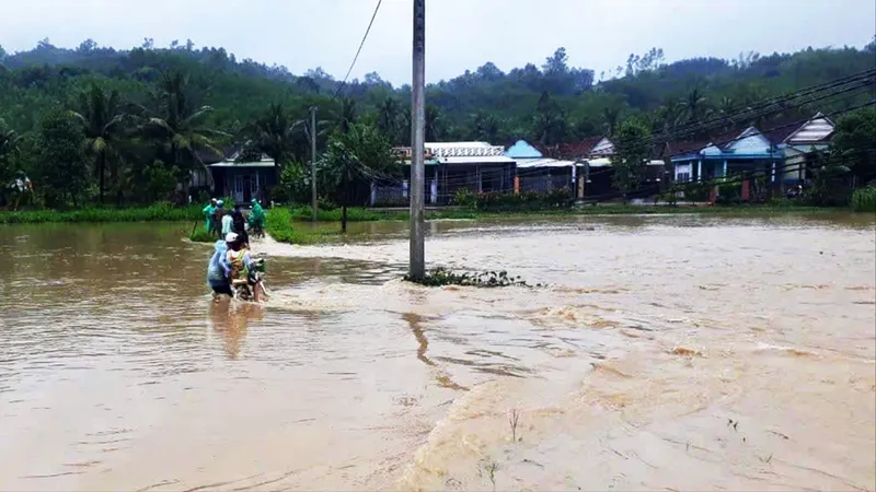 Bình Định: Mưa xối xả suốt 24 giờ, ngập lụt rộng, nhiều hồ chứa xả nước