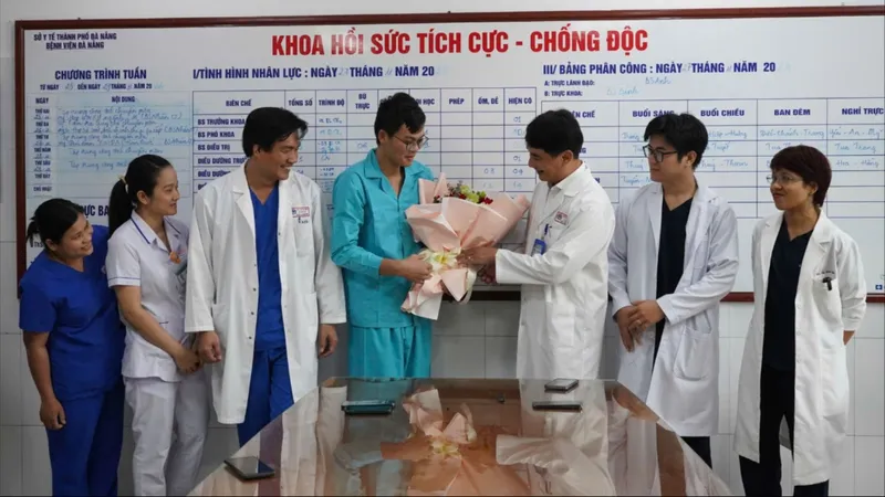 Sau 1 tháng điều trị tích cực, sáng 27-11, bệnh nhân D. được xuất viện. Ảnh: XUÂN QUỲNH