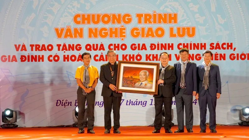 Phó Bí thư Thành ủy TPHCM Nguyễn Phước Lộc tặng bức tranh do họa sĩ Lê Sa Long vẽ đến tỉnh Điện Biên