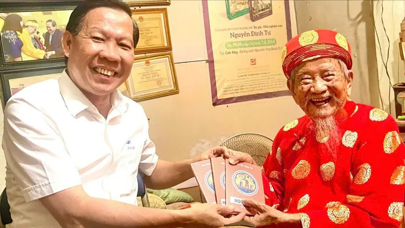 Chủ tịch UBND TPHCM Phan Văn Mãi thăm, chúc mừng nhà nghiên cứu Nguyễn Đình Tư