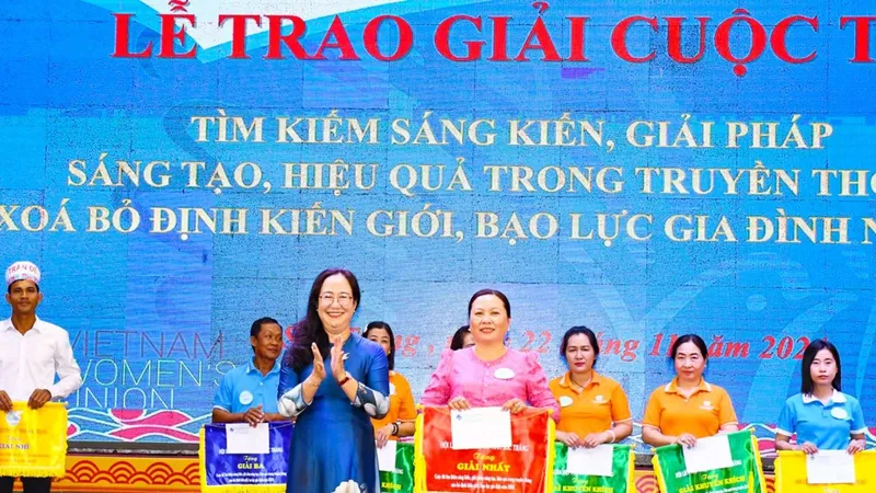 Trao giải cho các đội có thành tích cao tại cuộc thi