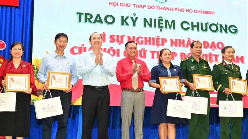 Phó Bí thư Thường trực Thành ủy TPHCM Nguyễn Hồ Hải trao Kỷ niệm chương Vì sự nghiệp nhân đạo của Hội Chữ thập đỏ Việt Nam đến các cá nhân. Ảnh VIỆT DŨNG