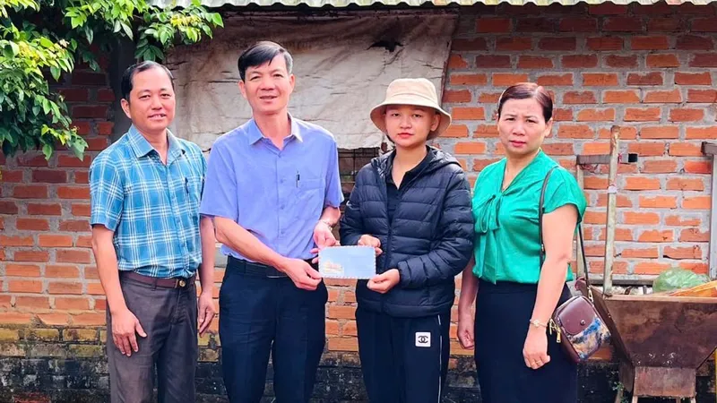 Trao tiền hỗ trợ cho cô giáo mắc ung thư 
