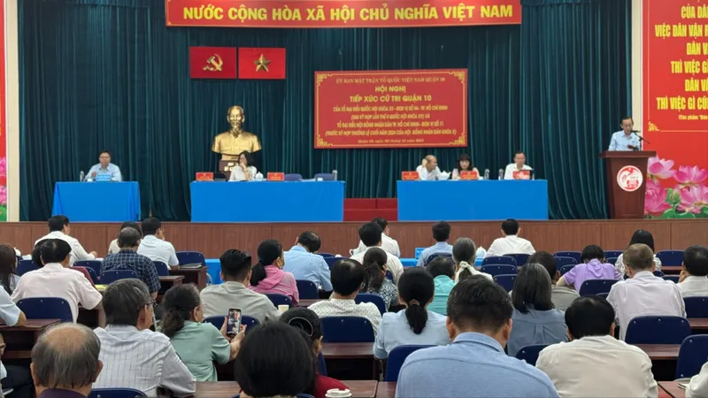 Quang cảnh buổi tiếp xúc cử tri ở quận 10